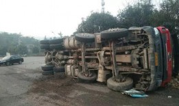 网友爆料大货车侧翻视频,惊险瞬间！网友爆料大货车侧翻现场视频曝光