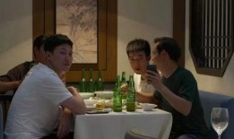 娱乐圈里两个男人吃瓜,是友情升温还是另有隐情？